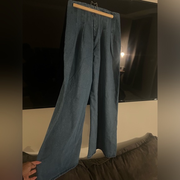 Wide bottom ladies jeans with zip back. Comfy and cute. - Picture 6 of 7